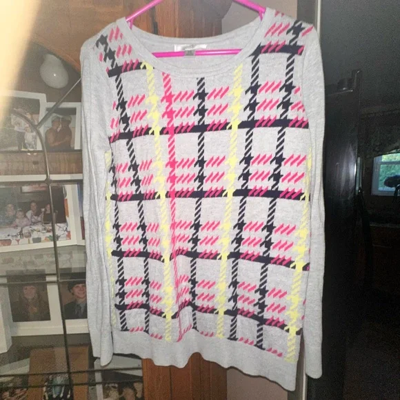 LARGE MATERNITY Plaid Patterned Gray Sweater. MUST BE BUNDLED - Picture 3 of 8